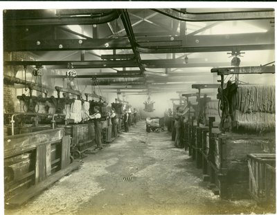 Het oude ververijhuis, tapijtfabriek, 1923 door English Photographer